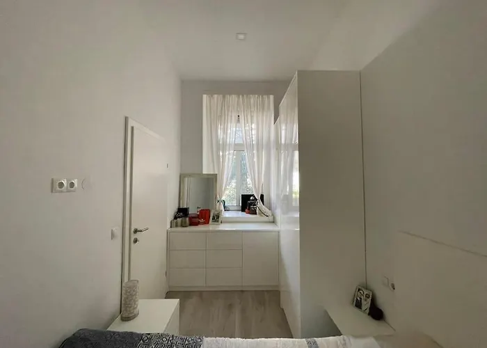 Stayin - Elegant Design With Garden Apartment *
